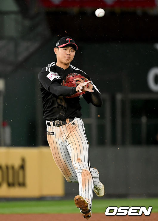 26일 오후 부산 사직야구장에서 '2021 신한은행 SOL KBO리그' 롯데 자이언츠와 LG 트윈스의 경기가 열렸다.8회말 2사 2, 3루 롯데 전준우의 내야땅볼 때 LG 유격수 이영빈이 1루로 러닝스로를 하고 있다./ksl0919@osen.co.kr