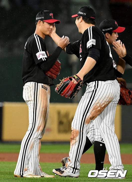 승리가 확정된 순간 LG 이영빈, 김현수가 기쁨을 나누고 있다./ksl0919@osen.co.kr