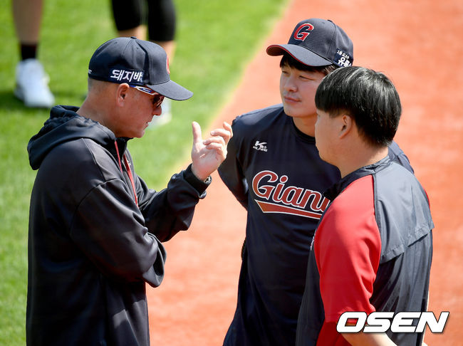 27일 오후 부산 사직야구장에서 '2021 신한은행 SOL KBO리그' 롯데 자이언츠와 LG 트윈스의 경기가 열렸다. 경기에 앞서 롯데 래리 서튼 감독이 민병헌과 이야기를 나누고 있다. 2021.05.27 /ksl0919@osen.co.kr