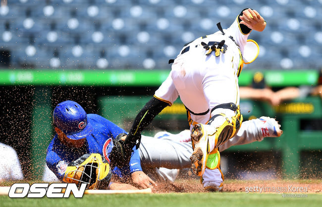 [사진] 28일(한국시간) 하비에르 바에스가 런다운 플레이를 하는 사이 홈에 들어간 윌슨 콘트레라스. ⓒGettyimages(무단전재 및 재배포 금지)