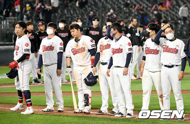 LG가 롯데를 꺾고 2연승에 성공했다. 롯데는 4연패에 빠졌다. LG는 27일 부산 사직구장에서 열린 2021 KBO리그 롯데와의 경기에서 8-1로 승리했다. 선발 정찬헌은 6이닝 3피안타 2볼넷 2탈삼진 1실점으로 시즌 4승째를 기록했다. 톱타자 홍창기는 결승 홈런을 비롯해 3타수 3안타 2볼넷으로 100% 출루에 성공했다.  경기 종료 후 롯데 자이언츠 선수들이 아쉬워하고 있다. 21.05.27 /ksl0919@osen.co.kr