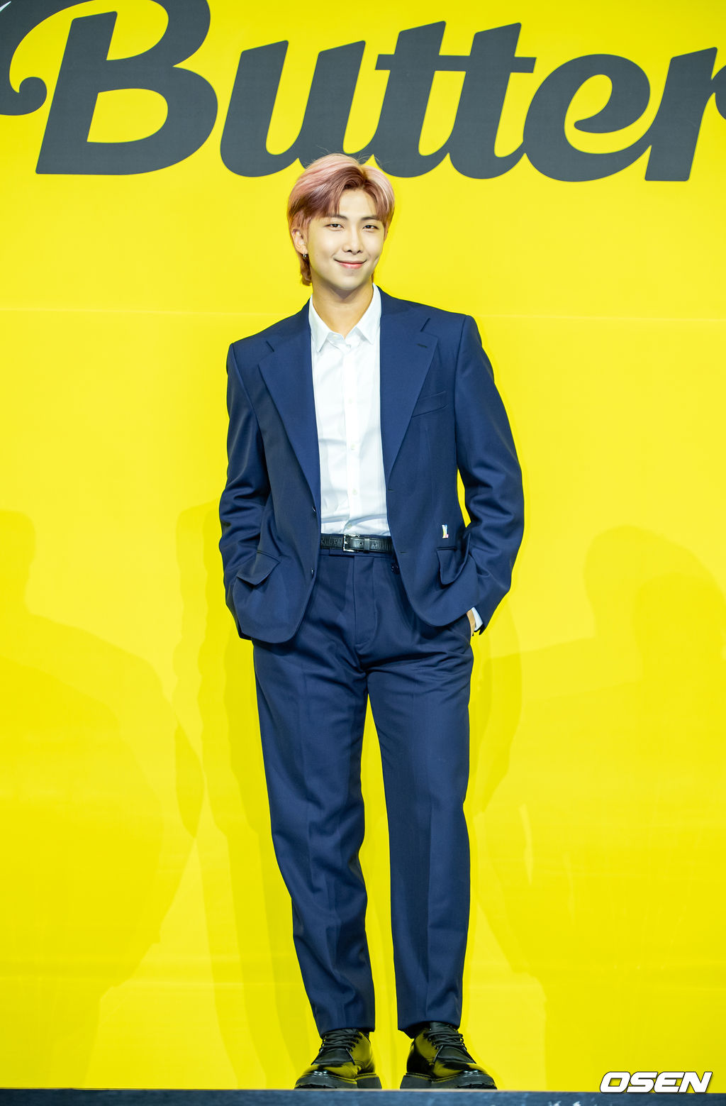 방탄소년단(BTS) RM이 무대 위에서 포토타임을 갖고 있다./ rumi@osen.co.kr