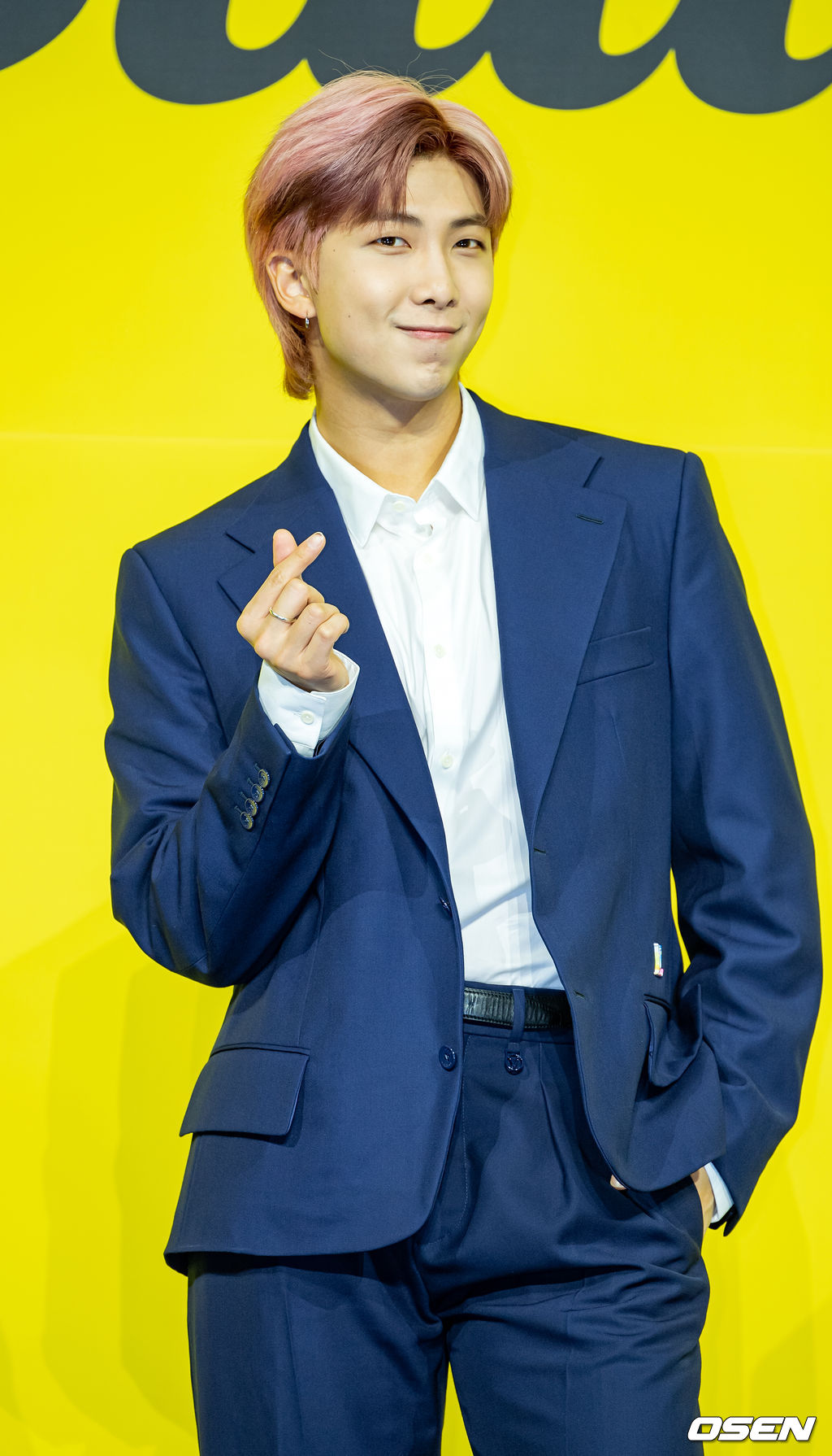 방탄소년단(BTS) RM이 무대 위에서 포토타임을 갖고 있다./ rumi@osen.co.kr