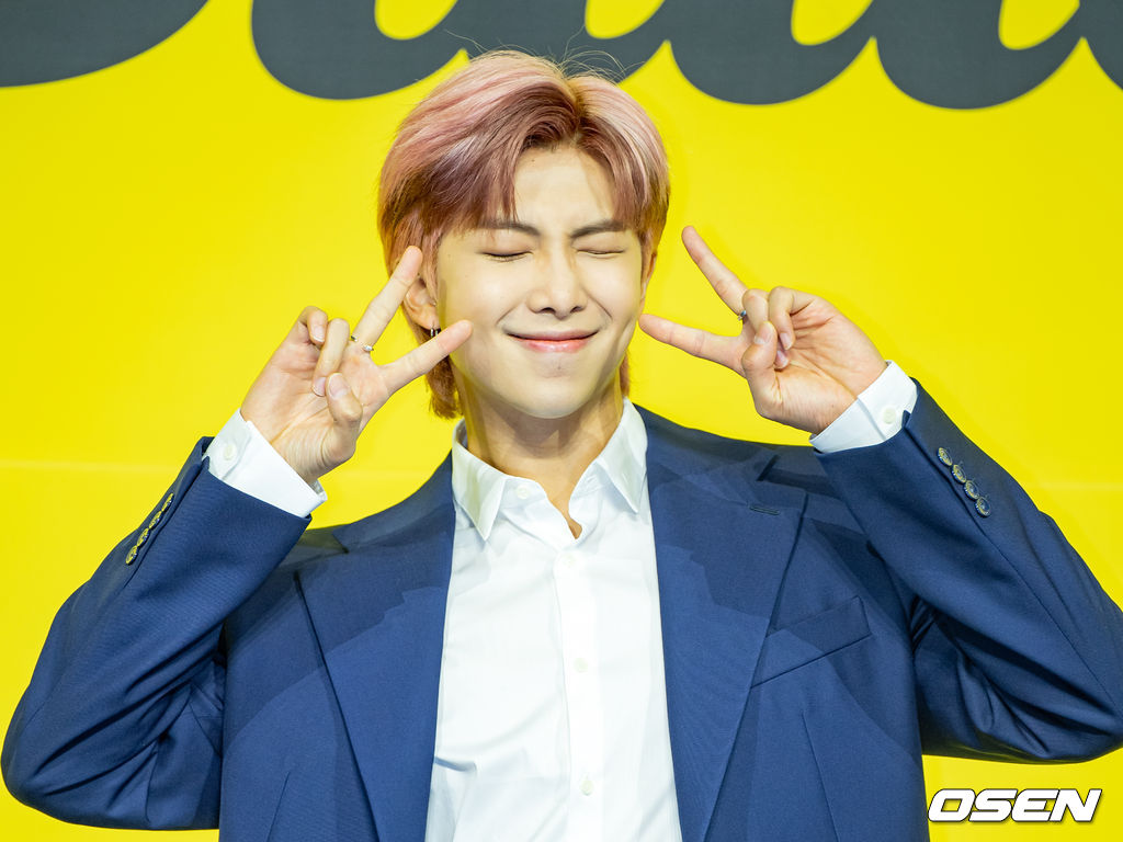 방탄소년단(BTS) RM이 무대 위에서 포토타임을 갖고 있다./ rumi@osen.co.kr