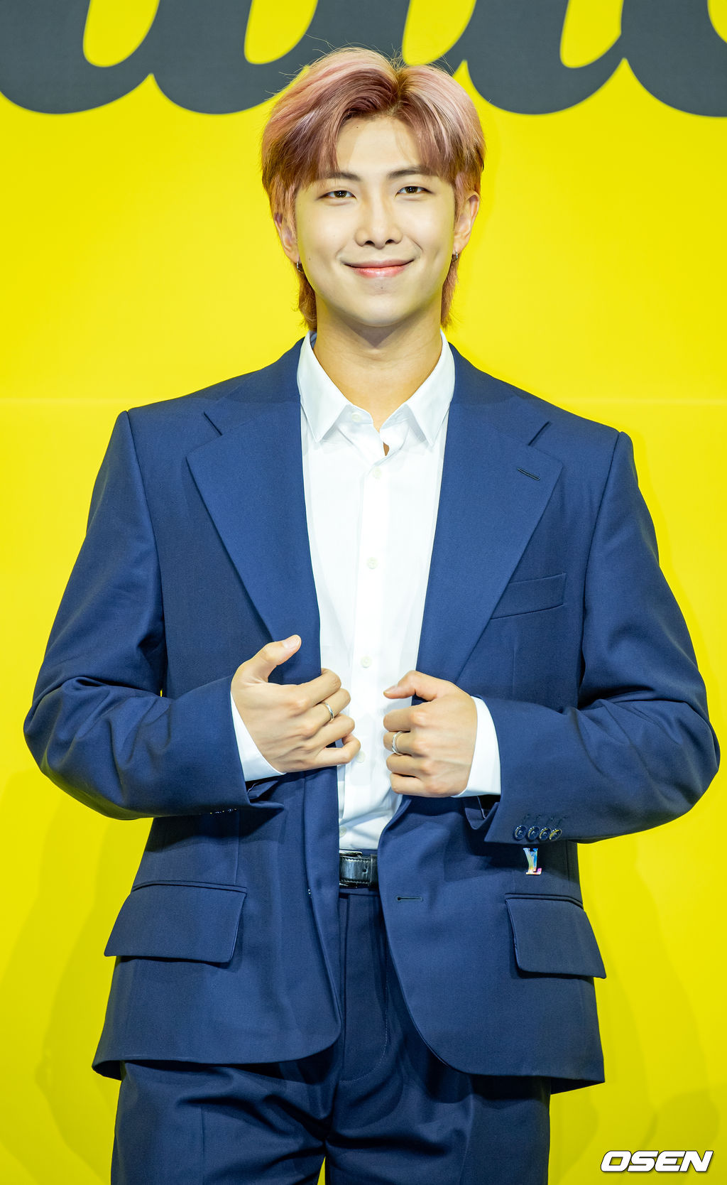 방탄소년단(BTS) RM이 무대 위에서 포토타임을 갖고 있다./ rumi@osen.co.kr