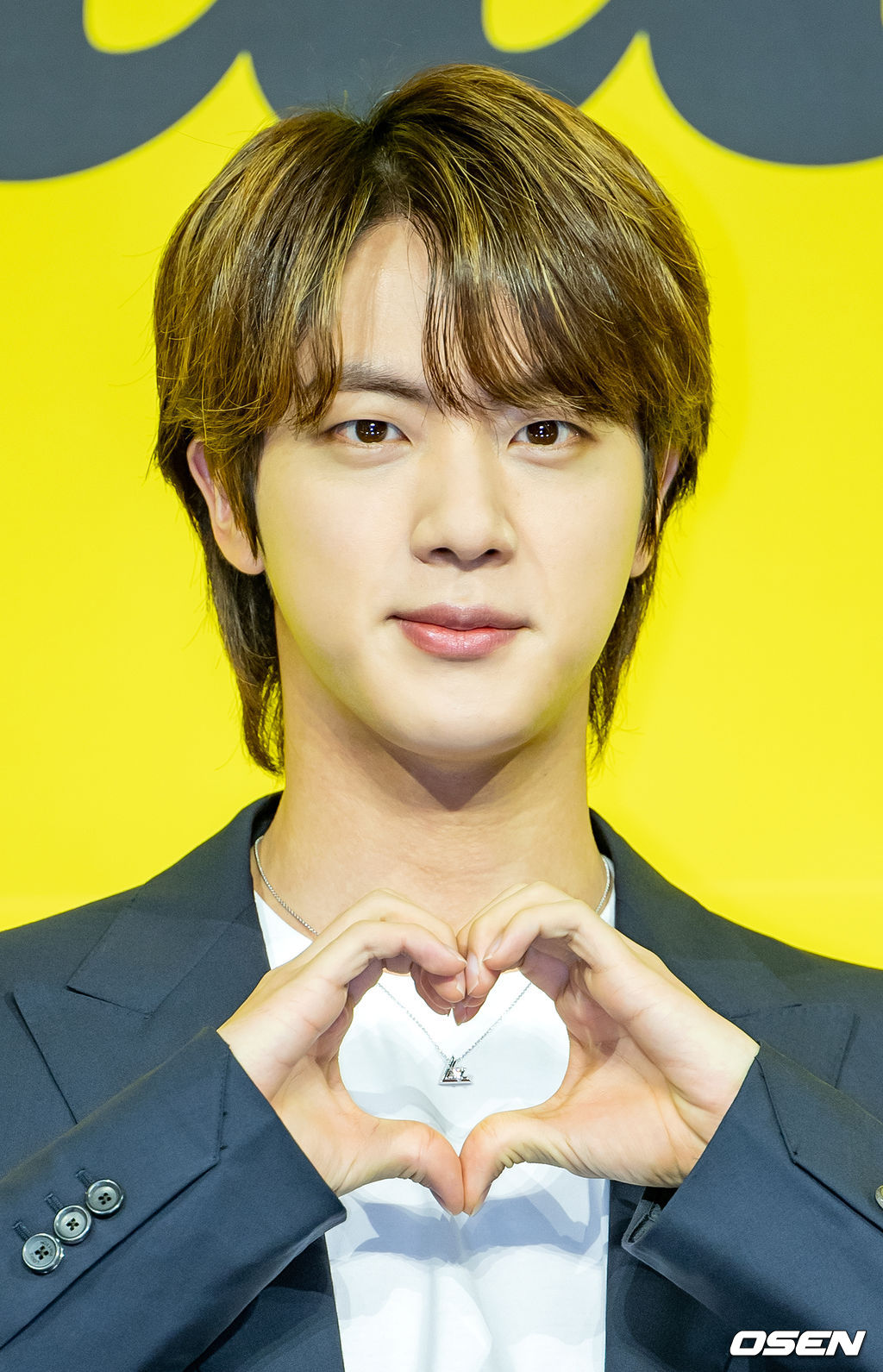 방탄소년단(BTS) 진이 무대 위에서 포토타임을 갖고 있다./ rumi@osen.co.kr