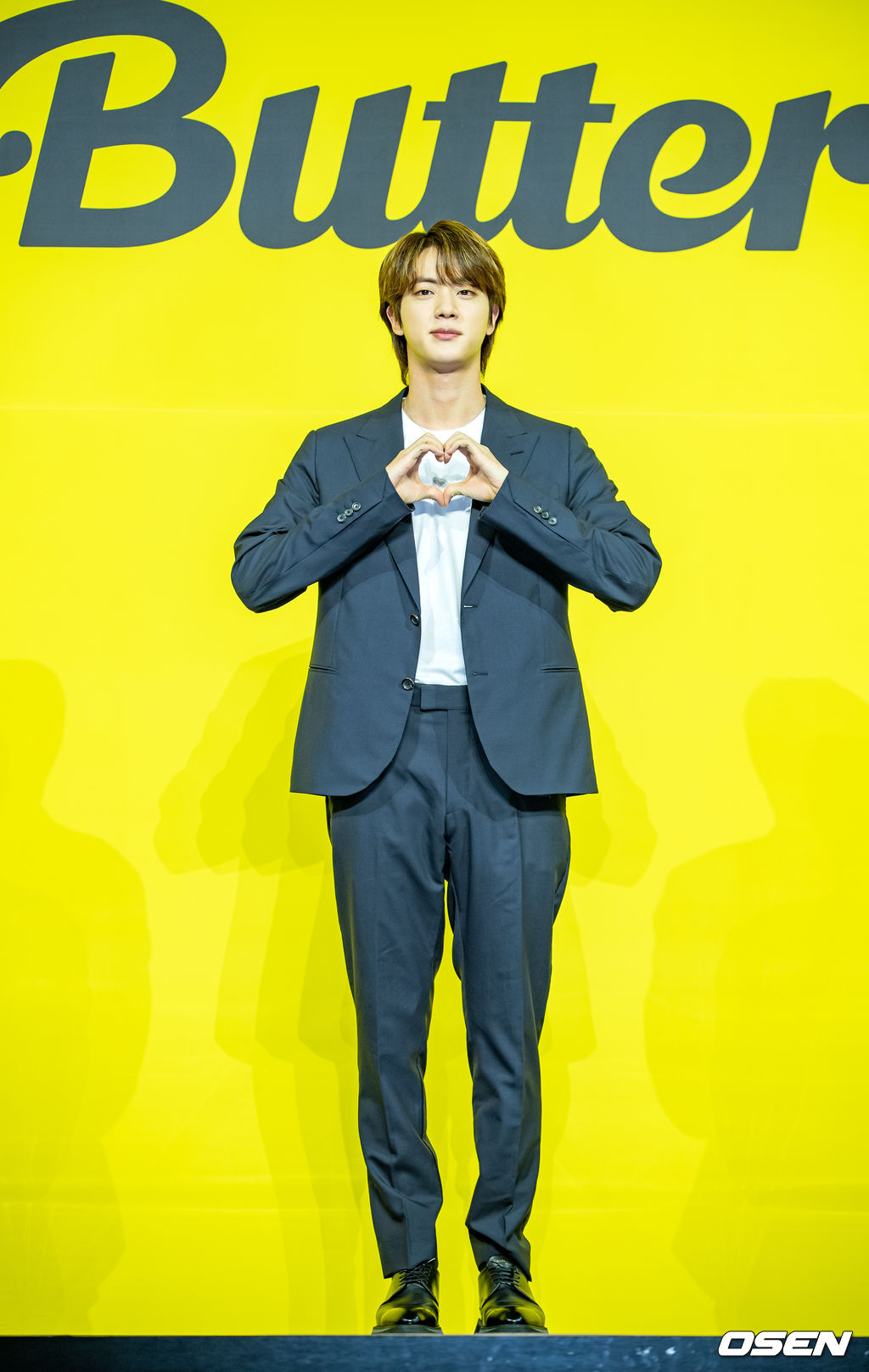 방탄소년단(BTS) 진이 무대 위에서 포토타임을 갖고 있다./ rumi@osen.co.kr