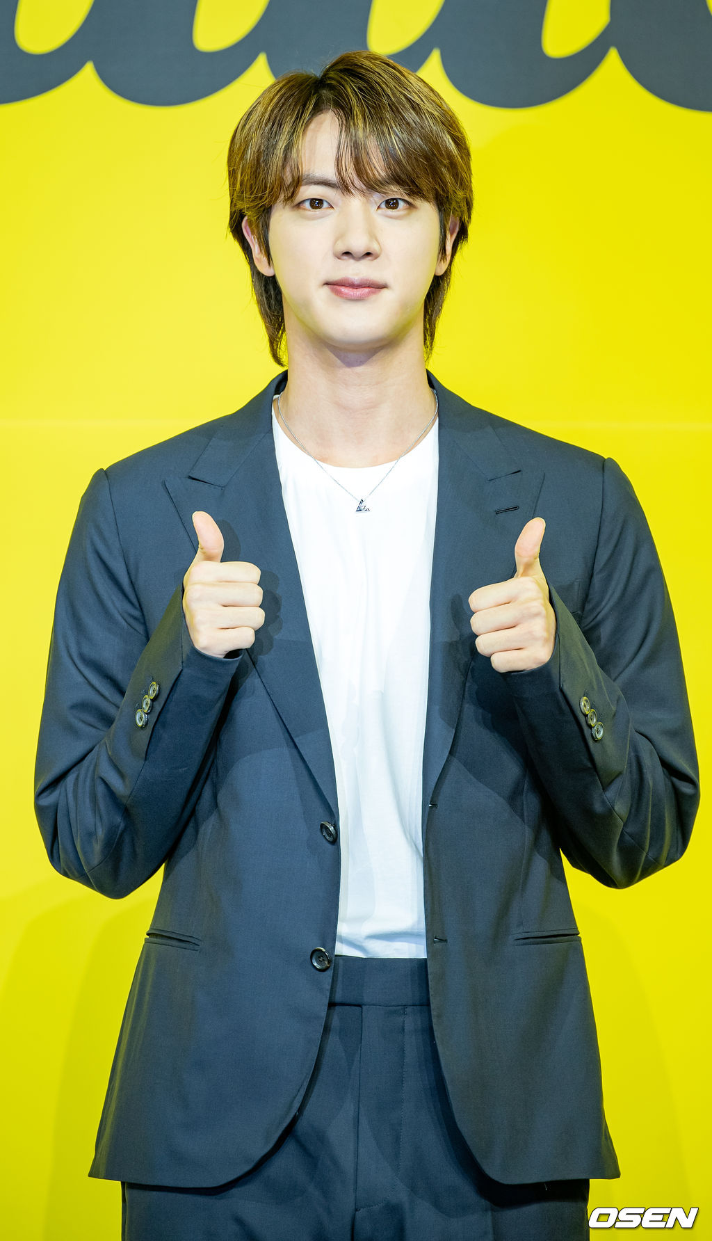 방탄소년단(BTS) 진이 무대 위에서 포토타임을 갖고 있다./ rumi@osen.co.kr