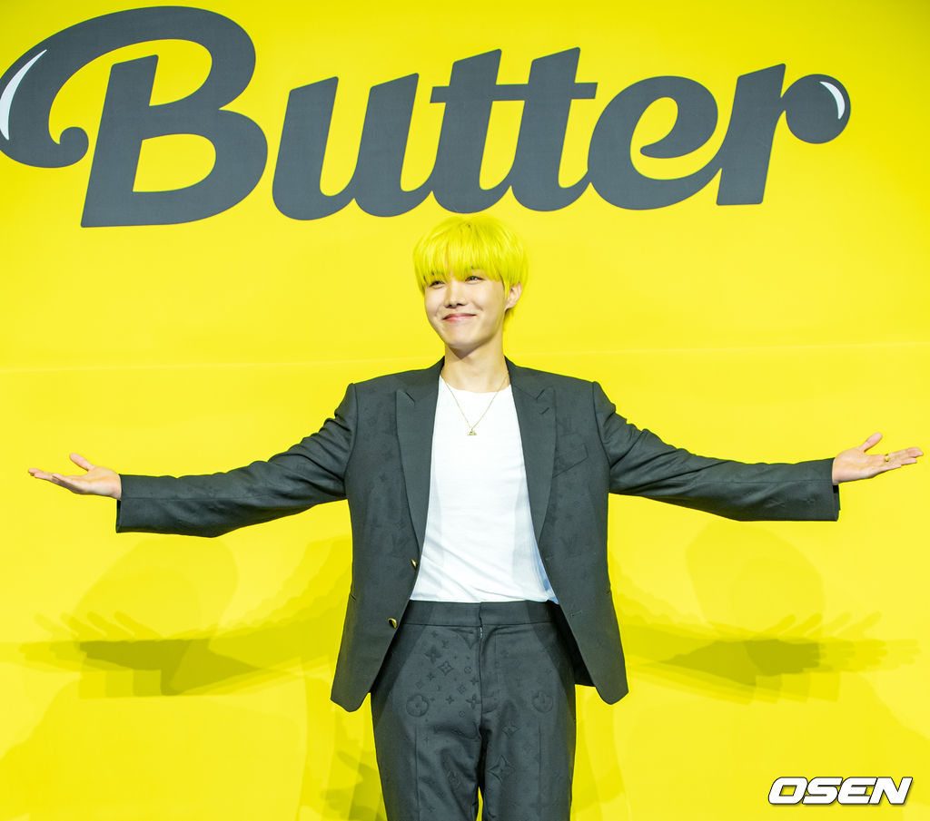 방탄소년단(BTS) 제이홉이 무대 위에서 포토타임을 갖고 있다./ rumi@osen.co.kr