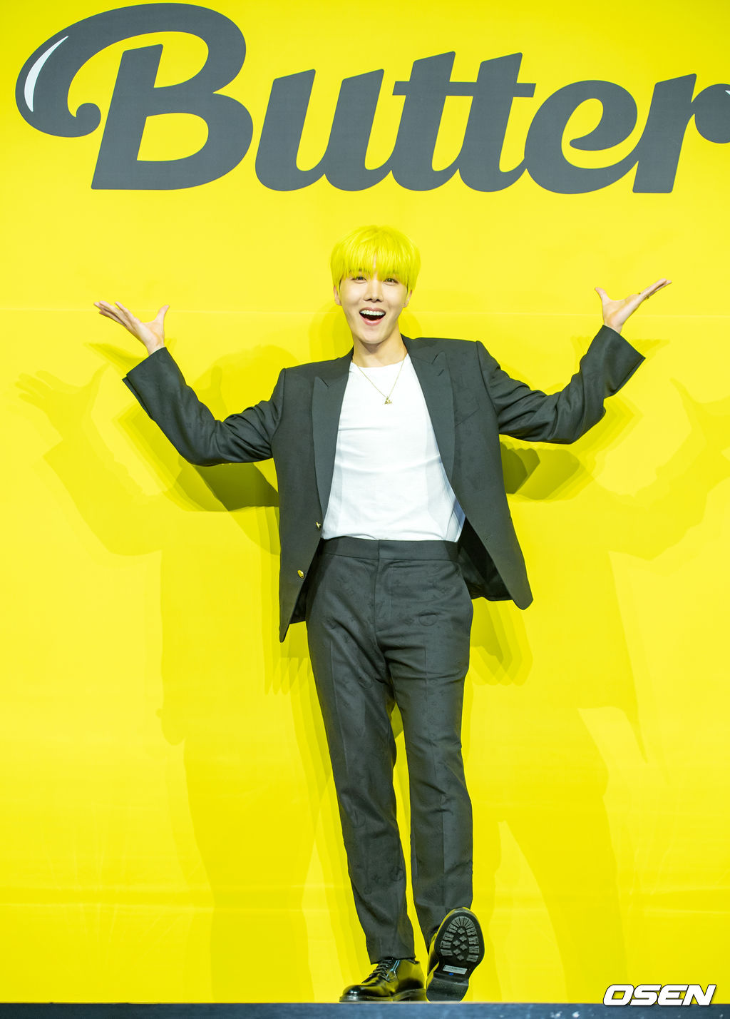 방탄소년단(BTS) 제이홉이 무대 위에서 포토타임을 갖고 있다./ rumi@osen.co.kr