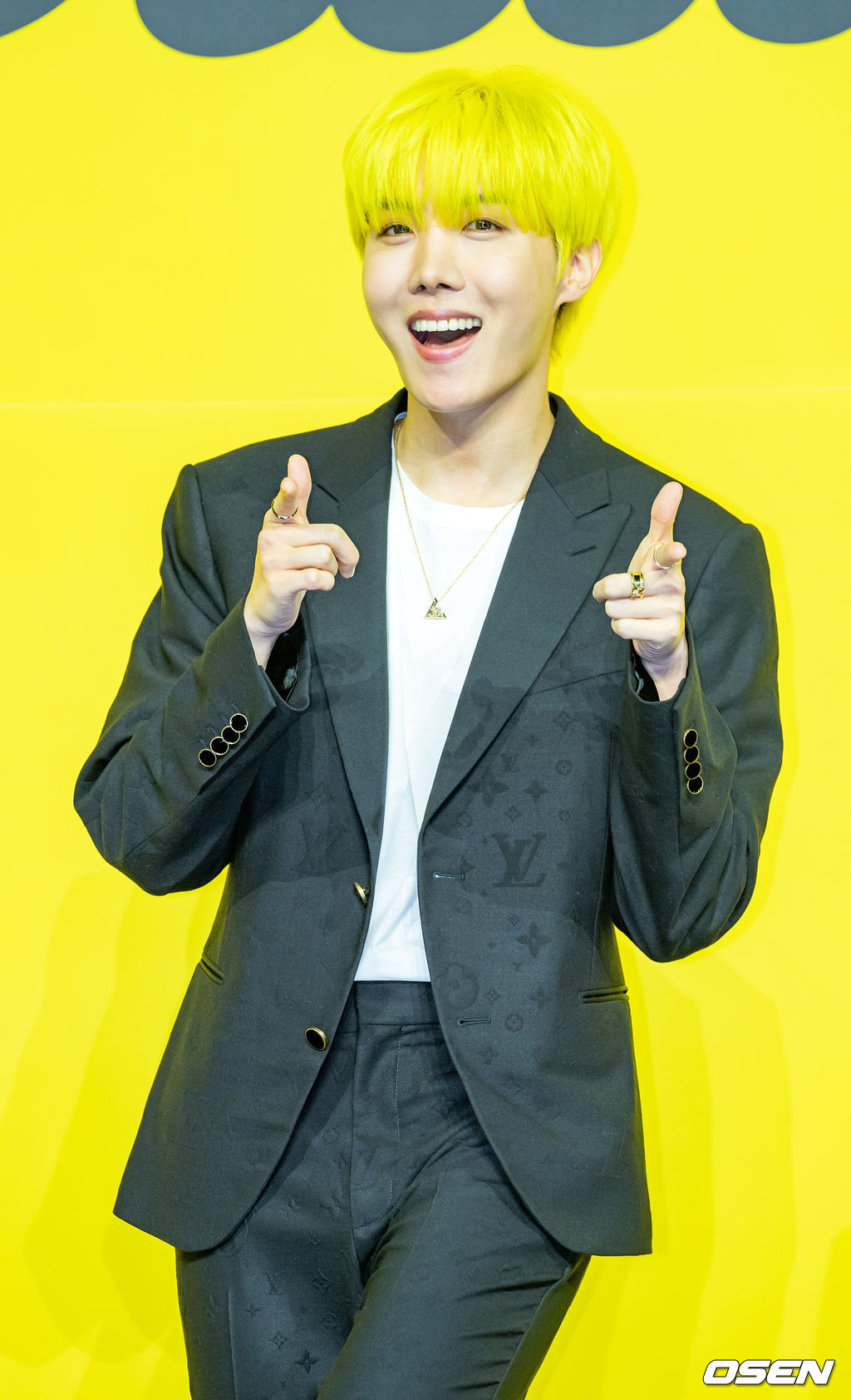 방탄소년단(BTS) 제이홉이 무대 위에서 포토타임을 갖고 있다./ rumi@osen.co.kr