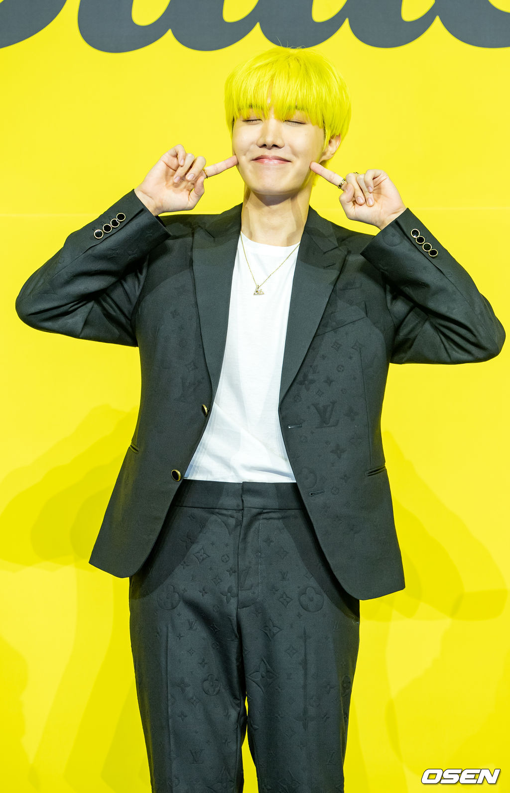 방탄소년단(BTS) 제이홉이 무대 위에서 포토타임을 갖고 있다./ rumi@osen.co.kr