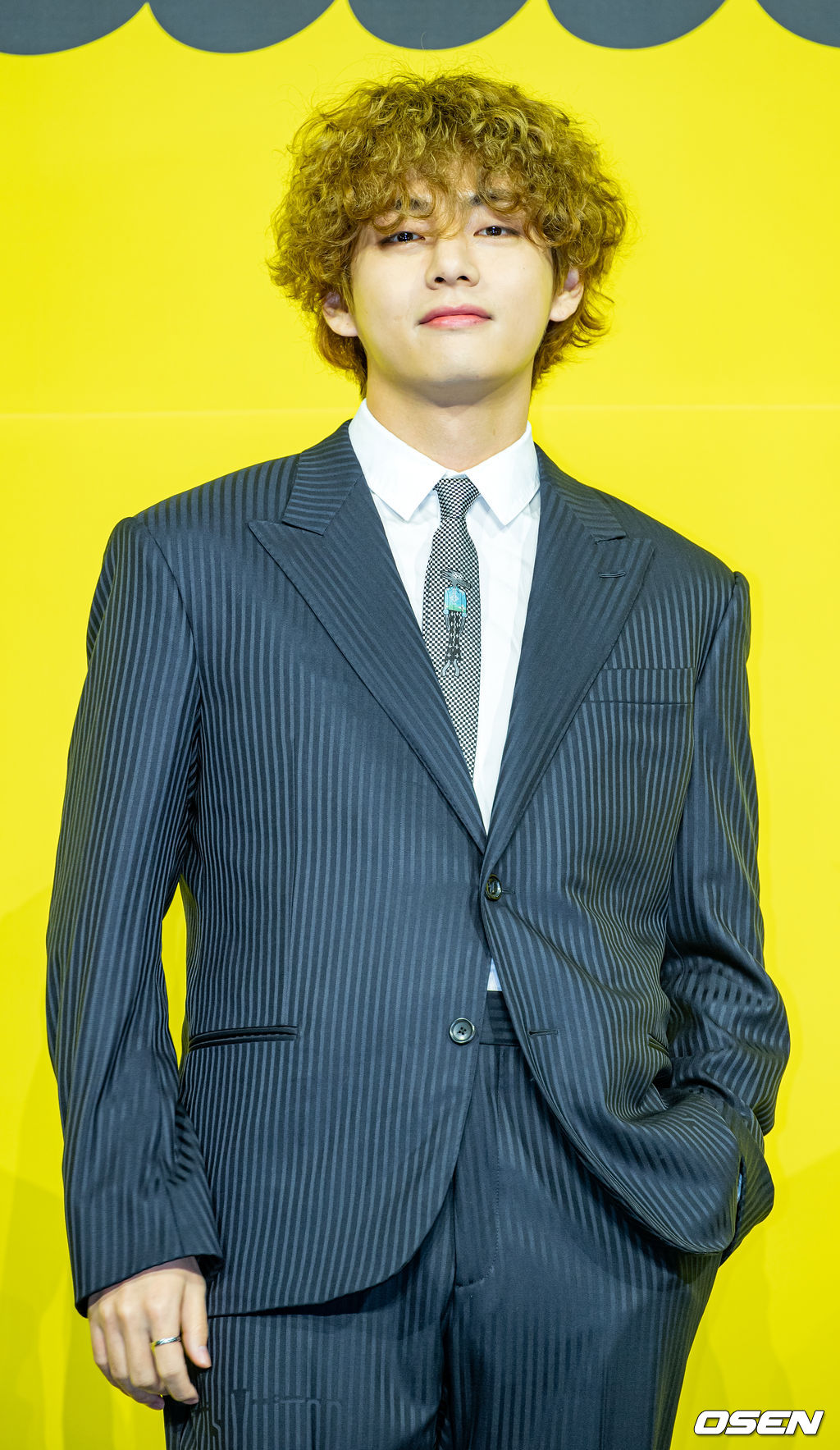 방탄소년단(BTS) 뷔가 무대 위에서 포토타임을 갖고 있다./ rumi@osen.co.kr