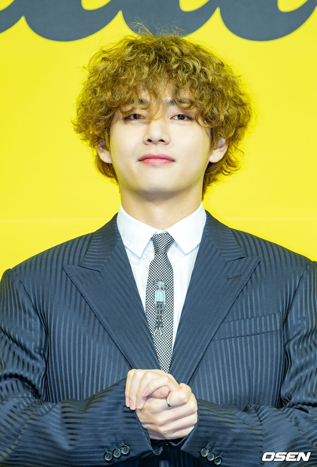 방탄소년단(BTS) 뷔가 무대 위에서 포토타임을 갖고 있다./ rumi@osen.co.kr