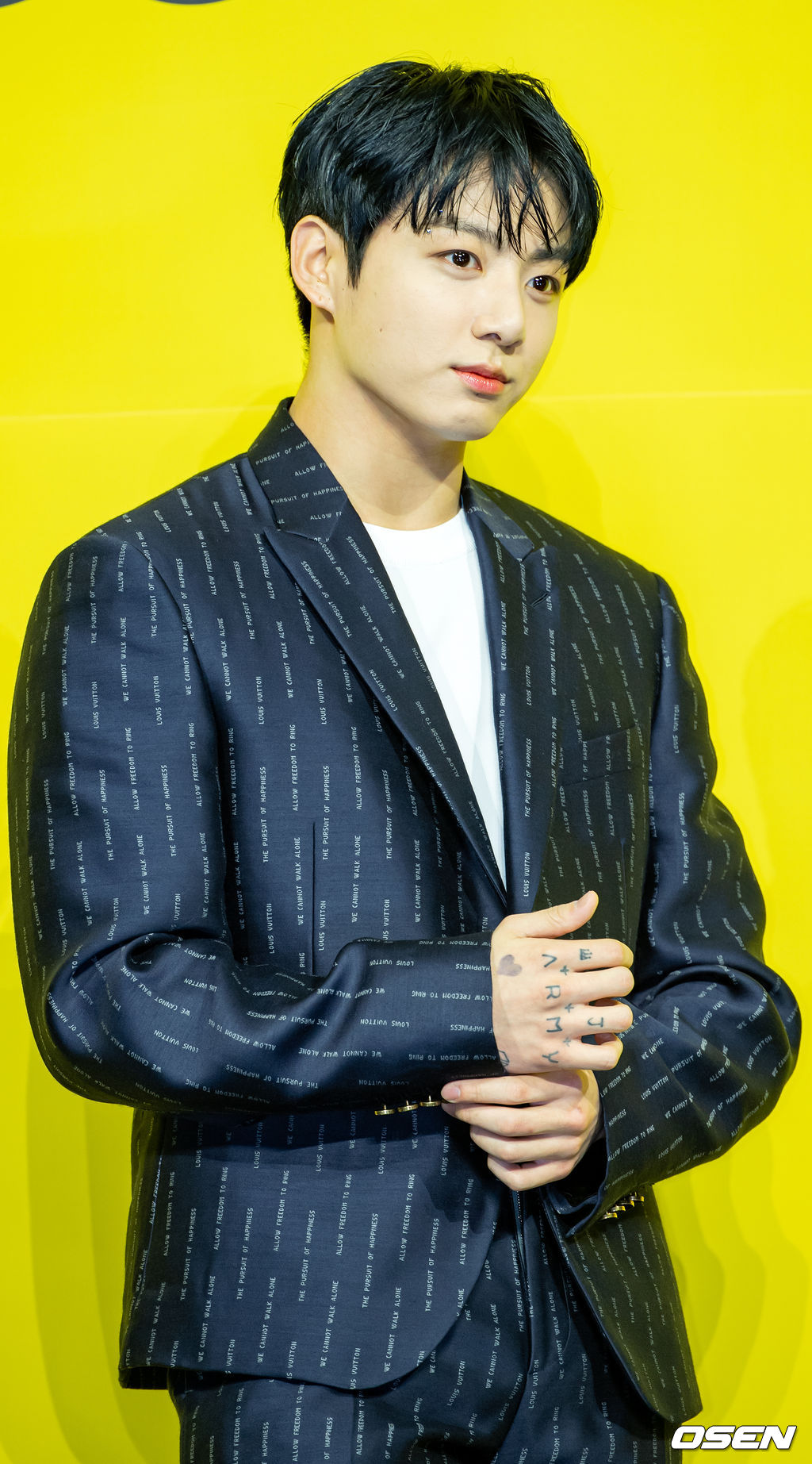 방탄소년단(BTS) 정국이 무대 위에서 포토타임을 갖고 있다./ rumi@osen.co.kr