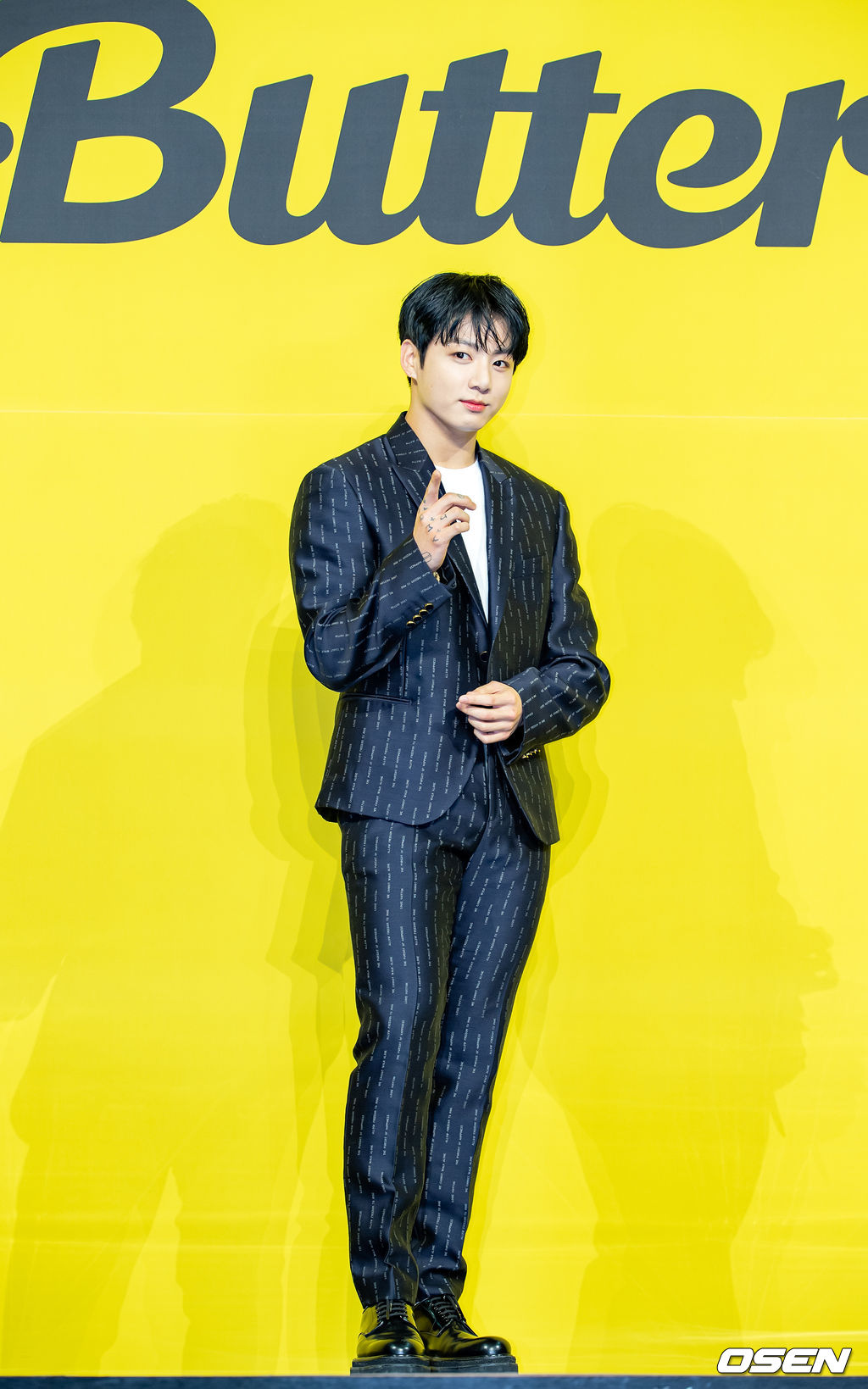 방탄소년단(BTS) 정국이 무대 위에서 포토타임을 갖고 있다./ rumi@osen.co.kr