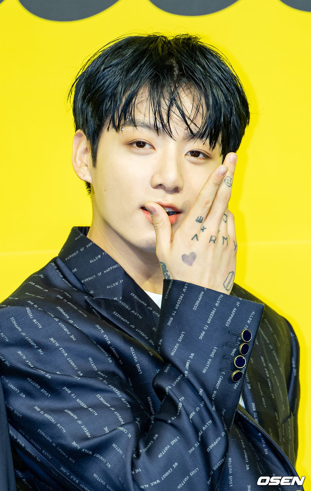 방탄소년단(BTS) 정국이 무대 위에서 포토타임을 갖고 있다./ rumi@osen.co.kr