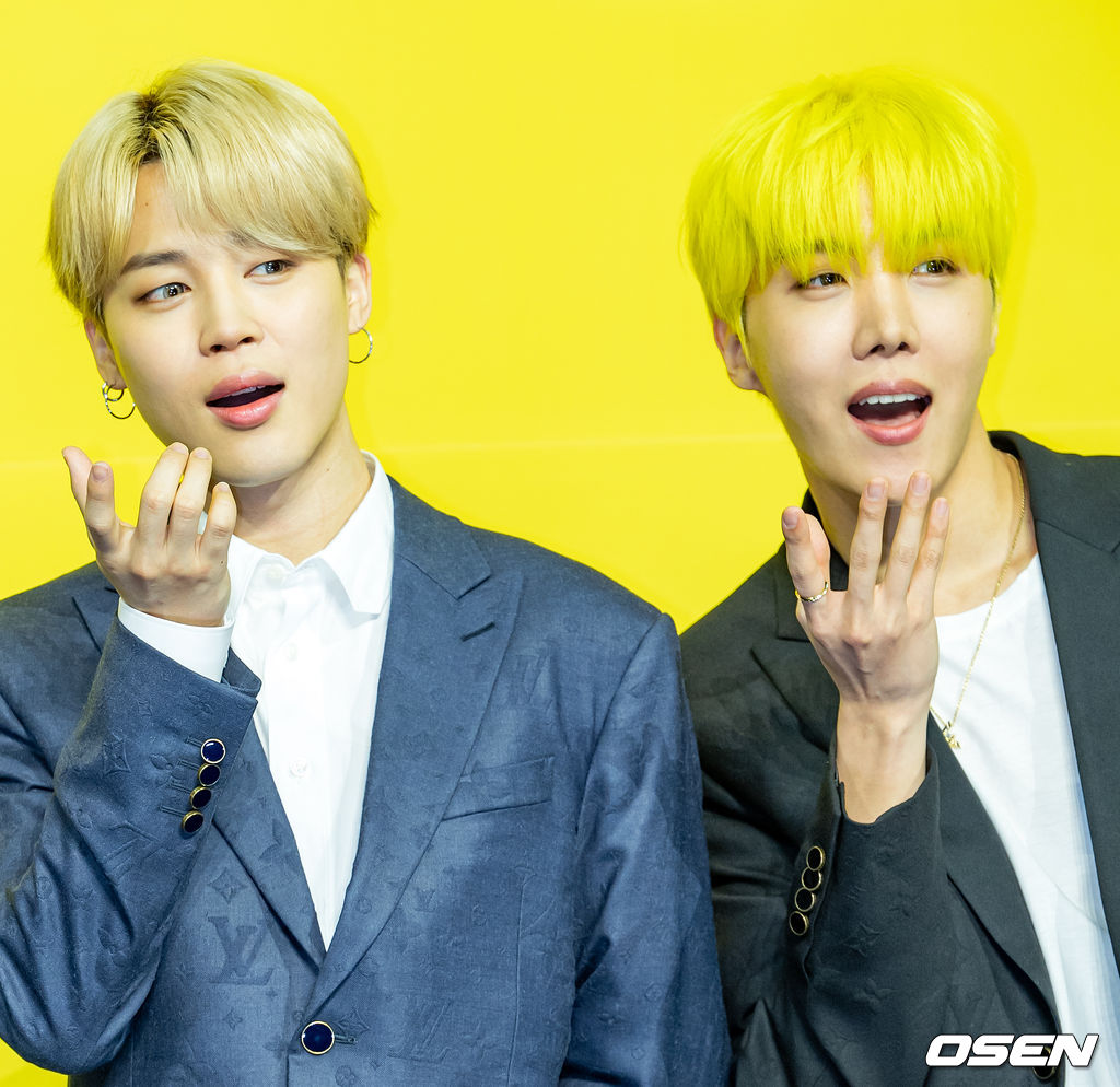 방탄소년단(BTS) 지민과 제이홉이 무대 위에서 포토타임을 갖고 있다./ rumi@osen.co.kr