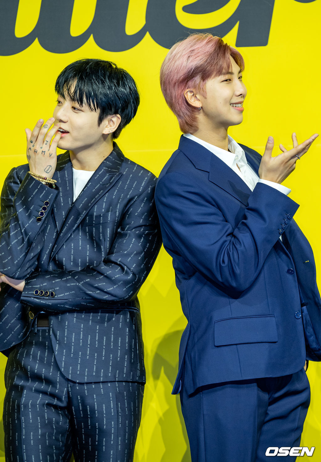 방탄소년단(BTS) 정국과 RM이 무대 위에서 포토타임을 갖고 있다./ rumi@osen.co.kr