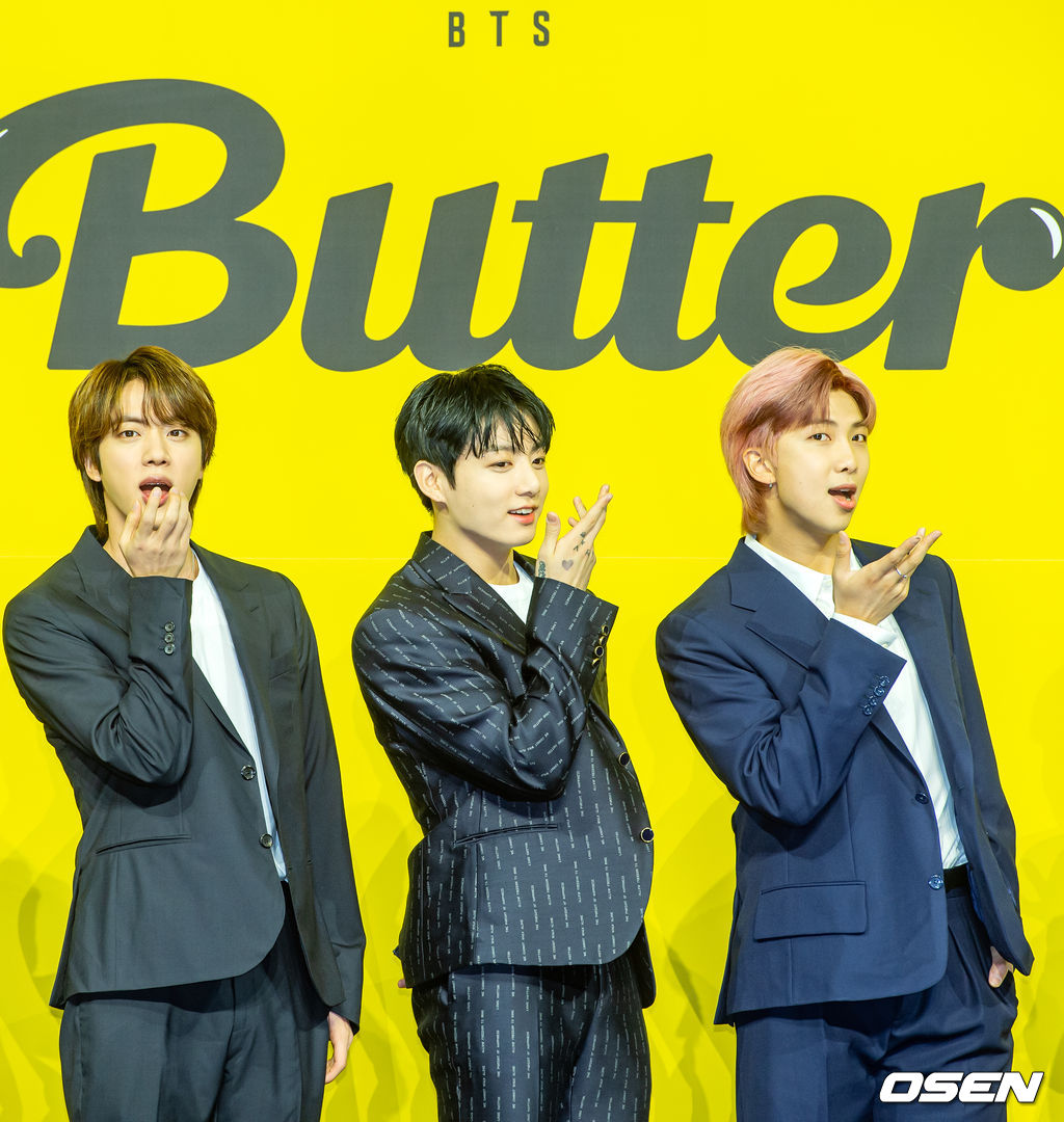 방탄소년단(BTS) 진, 정국, RM이 무대 위에서 포토타임을 갖고 있다./ rumi@osen.co.kr