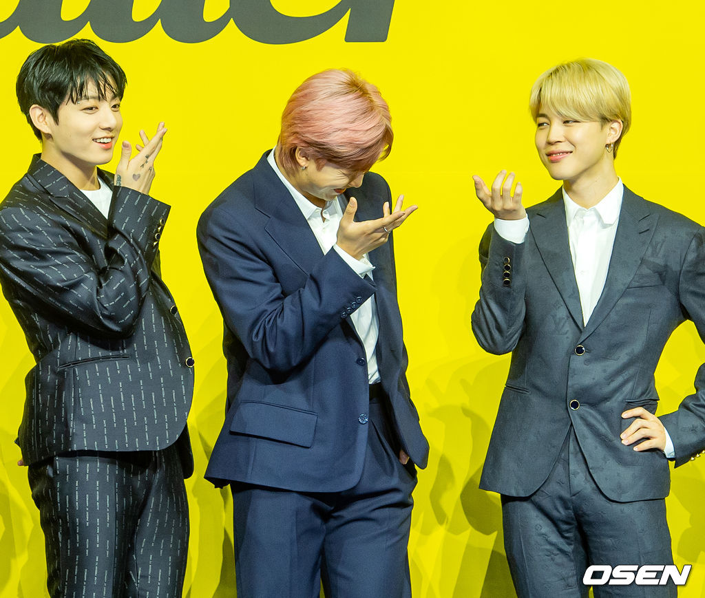 방탄소년단(BTS) 멤버들이 무대 위에서 포토타임을 갖던 중 RM이 웃고 있다./ rumi@osen.co.kr
