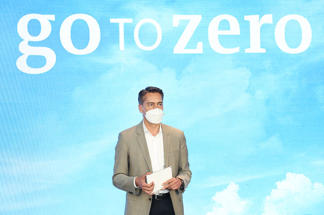 르네 코네베아그 아우디폭스바겐코리아 그룹사장이 전시 첫날 열린 기자 간담회에서 아우디폭스바겐코리아가 속한 폭스바겐그룹의 탄소중립 목표와 플랫폼을 기반으로 한 전동화 전략에 대해 발표하고 있다.