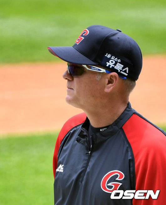 롯데 서튼 감독이 훈련을 지켜보고 있다. /jpnews@osen.co.kr