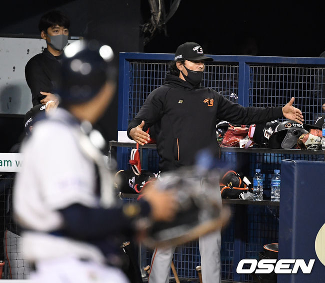 5회초 2사 만루에서 한화 수베로 감독이 선수들에 작전을 지시하고 있다. /jpnews@osen.co.kr