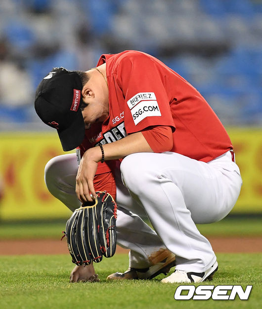 5회말 2사 2,3루에서 SSG 박종훈이 한화 정은원을 상대하다 투구를 마친 뒤 불편함을 호소하고 있다. 오원석과 교체. 2021.05.28 /jpnews@osen.co.kr