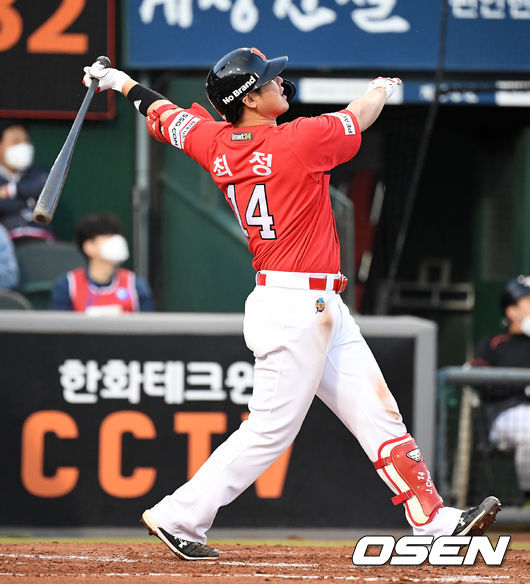 3회초 2사 1루에서 SSG 최정이 좌월 투런포를 날리고 타구를 바라보고 있다. 2021.05.28 /jpnews@osen.co.kr