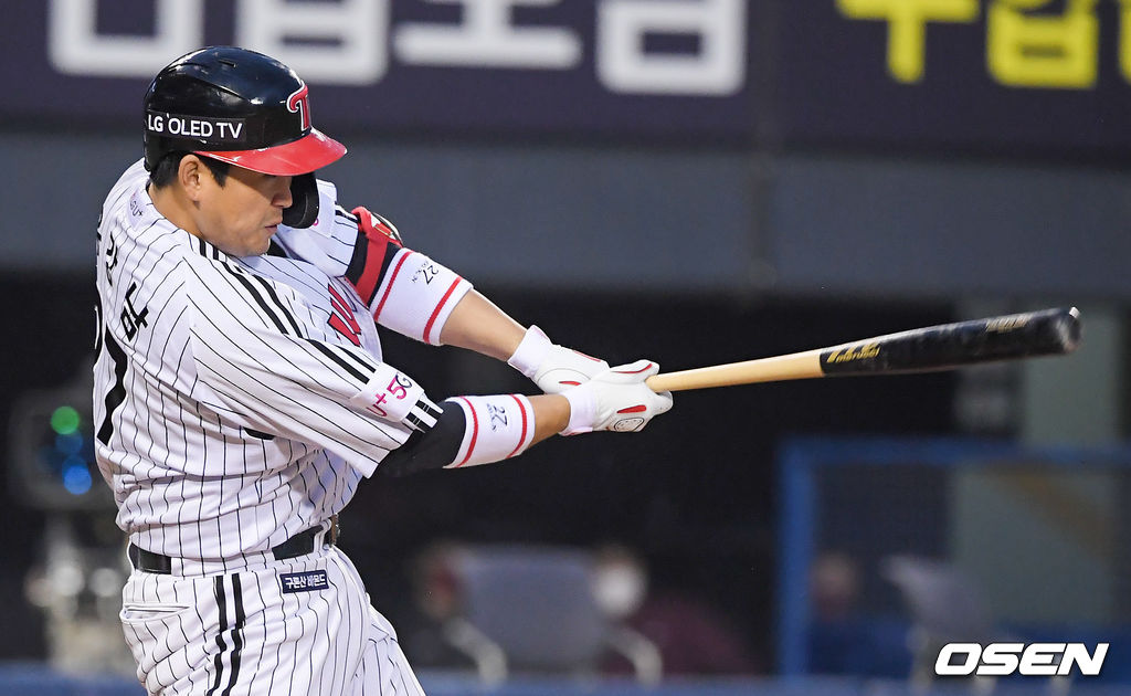 28일 오후 서울 잠실구장에서 2021 신한은행 SOL KBO리그 LG 트윈스와 키움 히어로즈의 경기가 진행됐다.4회말 1사 3루 LG 유강남이 1타점 적시타를 날리고 있다. 21.05.28 / soul1014@osen.co.kr