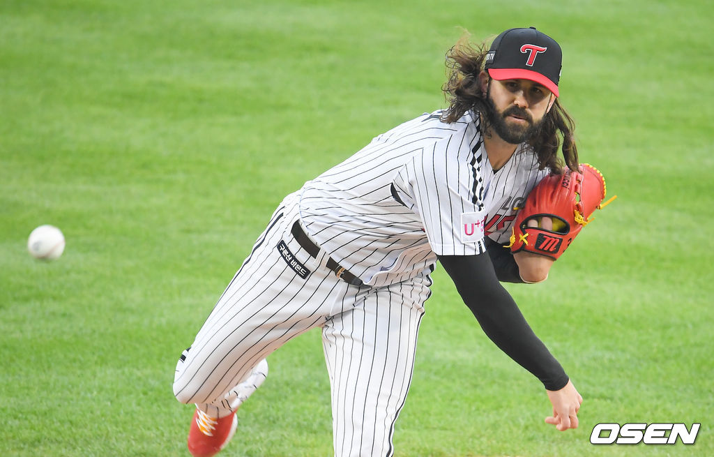 28일 오후 서울 잠실구장에서 2021 신한은행 SOL KBO리그 LG 트윈스와 키움 히어로즈의 경기가 진행됐다.1회초 LG 선발투수 켈리가 역투하고 있다.  21.05.28 / soul1014@osen.co.kr