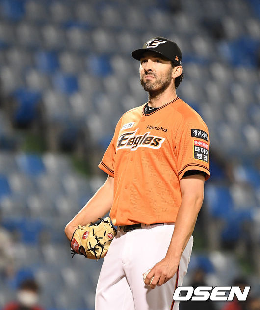 28일 오후 대전 한화생명이글스파크에서 ‘2021 신한은행 SOL KBO리그’ 한화 이글스와 SSG 랜더스의 경기가 열렸다.6회초 2사 1루에서 한화 카펜터가 마운드를 내려가고 있다. 2021.05.28 /jpnews@osen.co.kr