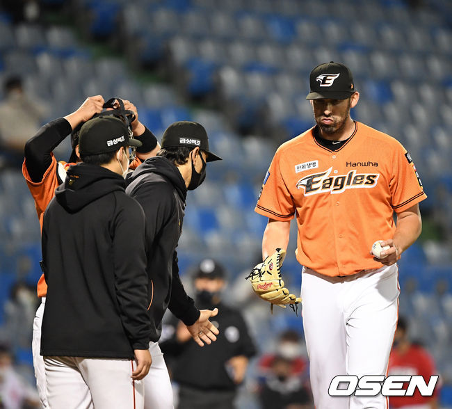 28일 오후 대전 한화생명이글스파크에서 ‘2021 신한은행 SOL KBO리그’ 한화 이글스와 SSG 랜더스의 경기가 열렸다.6회초 2사 1루에서 한화 카펜터가 마운드를 내려가고 있다. 2021.05.28 /jpnews@osen.co.kr