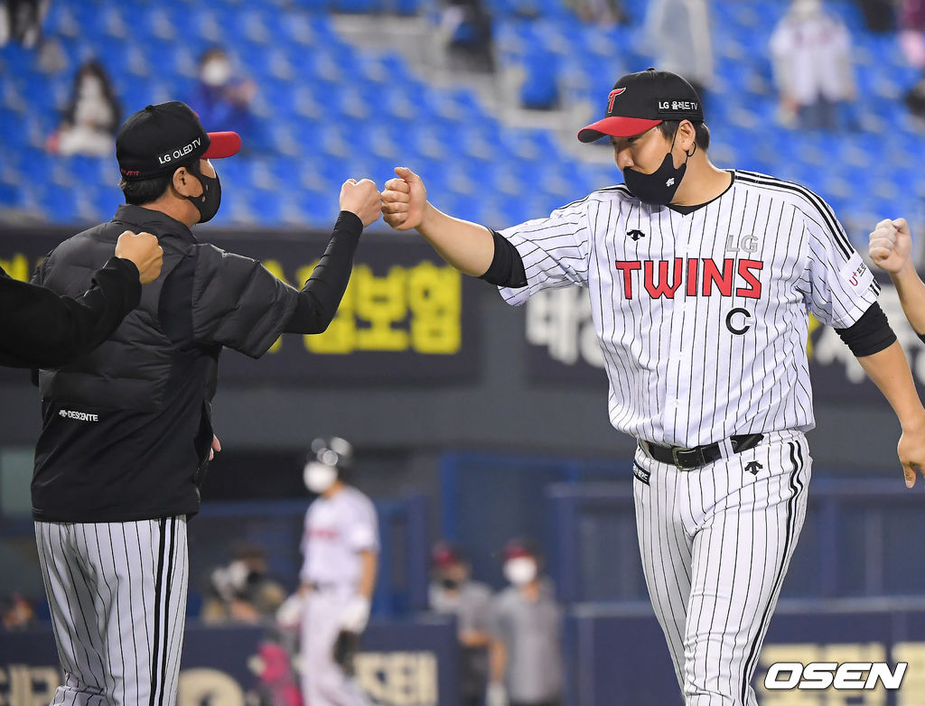 경기종료 후 LG 류지현 감독이 김현수와 하이파이브를 하고 있다.  21.05.28 / soul1014@osen.co.kr