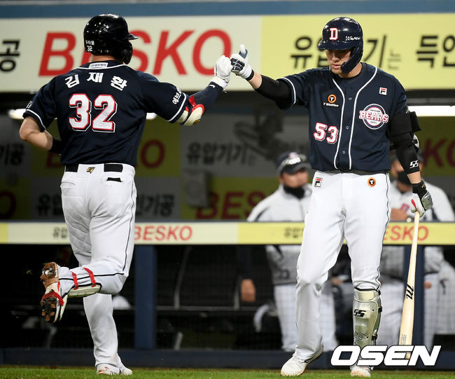 28일 오후 대구 삼성라이온즈파크에서 ‘2021 신한은행 SOL KBO리그’ 삼성 라이온즈와 두산 베어스의 경기가 열렸다.8회초 2사 두산 김재환이 솔로 홈런을 날린 뒤 홈에서 양석환과 하이파이브를 하고 있다. 21.05.28 /ksl0919@osen.co.kr