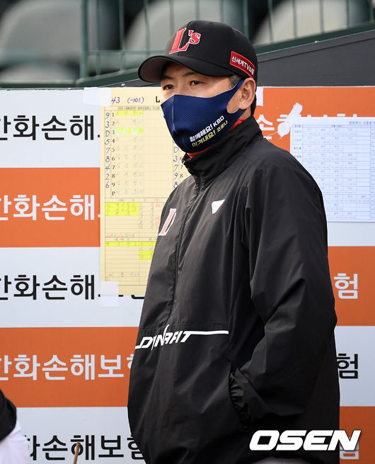 28일 오후 대전 한화생명이글스파크에서 ‘2021 신한은행 SOL KBO리그’ 한화 이글스와 SSG 랜더스의 경기가 열렸다.SSG 김원형 감독이 경기를 준비하고 있다. 2021.05.28 /jpnews@osen.co.kr
