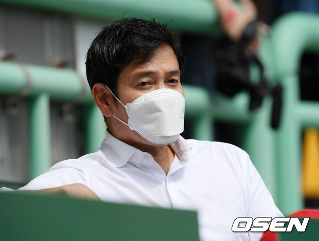 정용진 SSG 랜더스 구단주가 관중석에서 그라운드를 바라보고 있다. / rumi@osen.co.kr