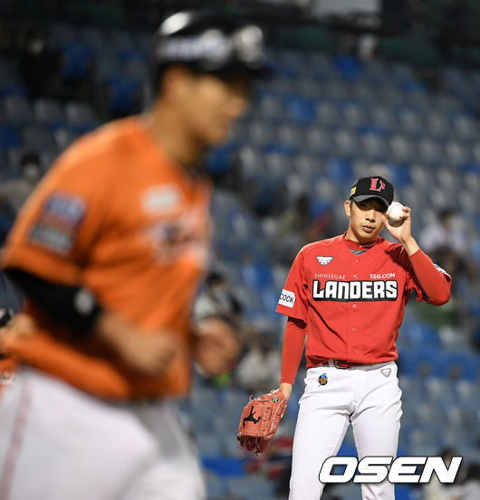 5회말 2사 만루에서 SSG 오원석이 한화 최재훈에 몸에 맞는 볼로 실점을 하며 아쉬워하고 있다. 2021.05.28 /jpnews@osen.co.kr