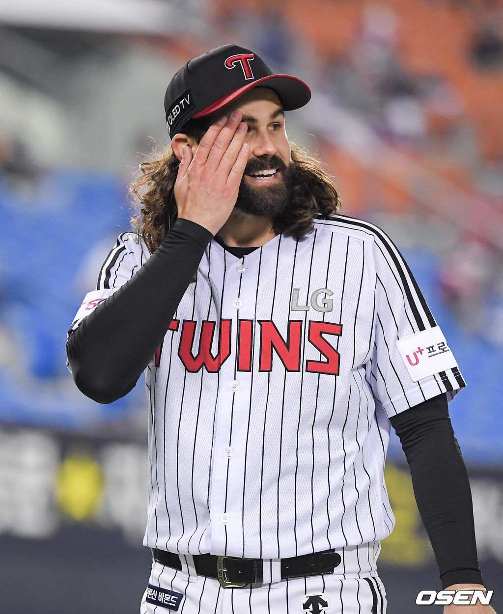 6회초 무사 만루위기에서 1실점으로 키움 공격을 막은 LG 선발투수 켈리가 미소 지으며 더그아웃으로 들어가고 있다.  21.05.28 / soul1014@osen.co.kr