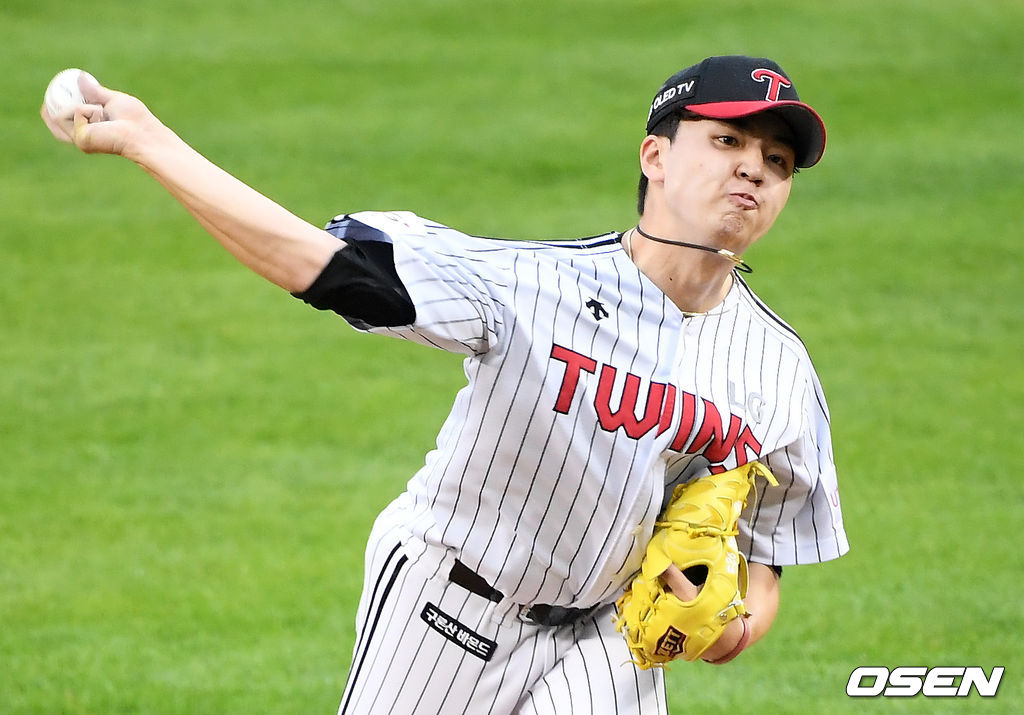 LG 선발 이민호가 공을 뿌리고 있다. /cej@osen.co.kr