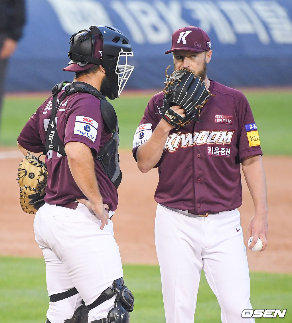 2회말 실점 위기를 맞은 키움 요키시 선발투수와 프레이타스 포수가 마운드서 이야기를 나누고 있다.   21.05.28 / soul1014@osen.co.kr