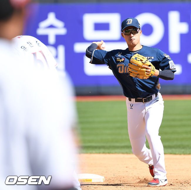 9일 오후 경기도 수원시 수원kt위즈파크에서 ‘2021 신한은행 SOL KBO 리그’ KT 위즈와 NC 다이노스의 DH1 경기가 열렸다.3회말 1사 주자 1루 KT 알몬테의 3루수 앞 병살타때 2루에서 KT 유한준을 포스아웃 시킨 노진혁이 1루로 송구하고 있다./rumi@osen.co.kr