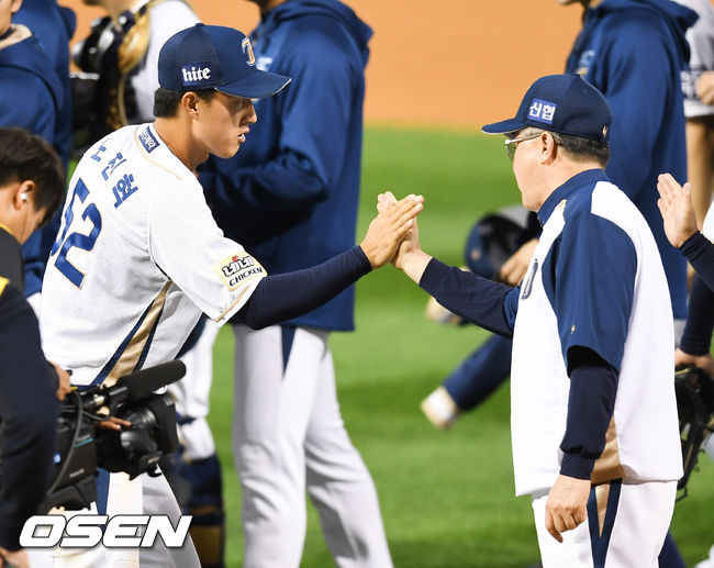 경기종료 후 김경문 감독이 노진혁과 하이파이브를 하고 있다. / soul1014@osen.co.kr