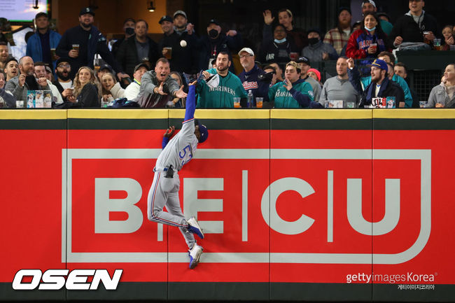 [사진] 텍사스의 아돌리스 가르시아가 28일(한국시간) T-모빌 파크에서 벌어진 시애틀과의 경기 2회 말서 펜스 위로 뛰어올라 미치 해니거의 홈런을 낚아채려 하고 있다. ⓒGettyimages(무단전재 및 재배포 금지)