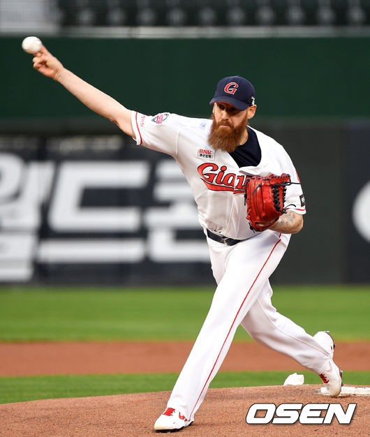 11일 오후 부산 사직야구장에서 ’2021 신한은행 SOL KBO 리그' 롯데 자이언츠와 SSG 랜더스의 경기가 열렸다.1회초 무사에서 롯데 선발투수 스트레일리가 역투하고 있다. /sunday@osen.co.kr
