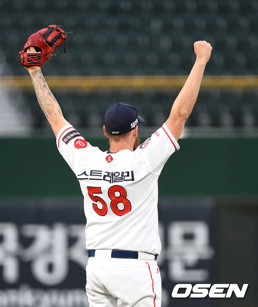11일 오후 부산 사직야구장에서 ’2021 신한은행 SOL KBO 리그' 롯데 자이언츠와 SSG 랜더스의 경기가 열렸다.1회초 2사 1루에서 롯데 마차도가 SSG 한유섬을 외야플라이로 처리하자 스트레일리가 환호하고 있다. /sunday@osen.co.kr