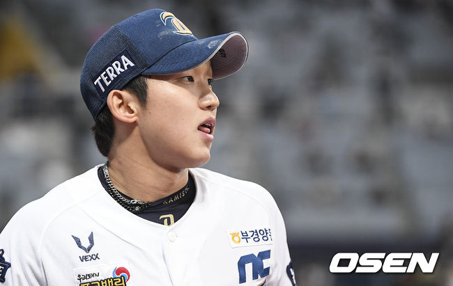 2회초 2사 2,3루 두산 오재일의 내야땅볼을 잡으며 위기를 넘긴 NC 선발투수 구창모가 더그아웃으로 들어가고 있다./  soul1014@osen.co.kr