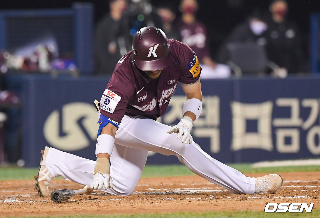 28일 오후 서울 잠실구장에서 2021 신한은행 SOL KBO리그 LG 트윈스와 키움 히어로즈의 경기가 진행됐다.6회초 1사 만루 키움 이용규가 헛스윙 후 쓰러지고 있다. 21.05.28 / soul1014@osen.co.kr