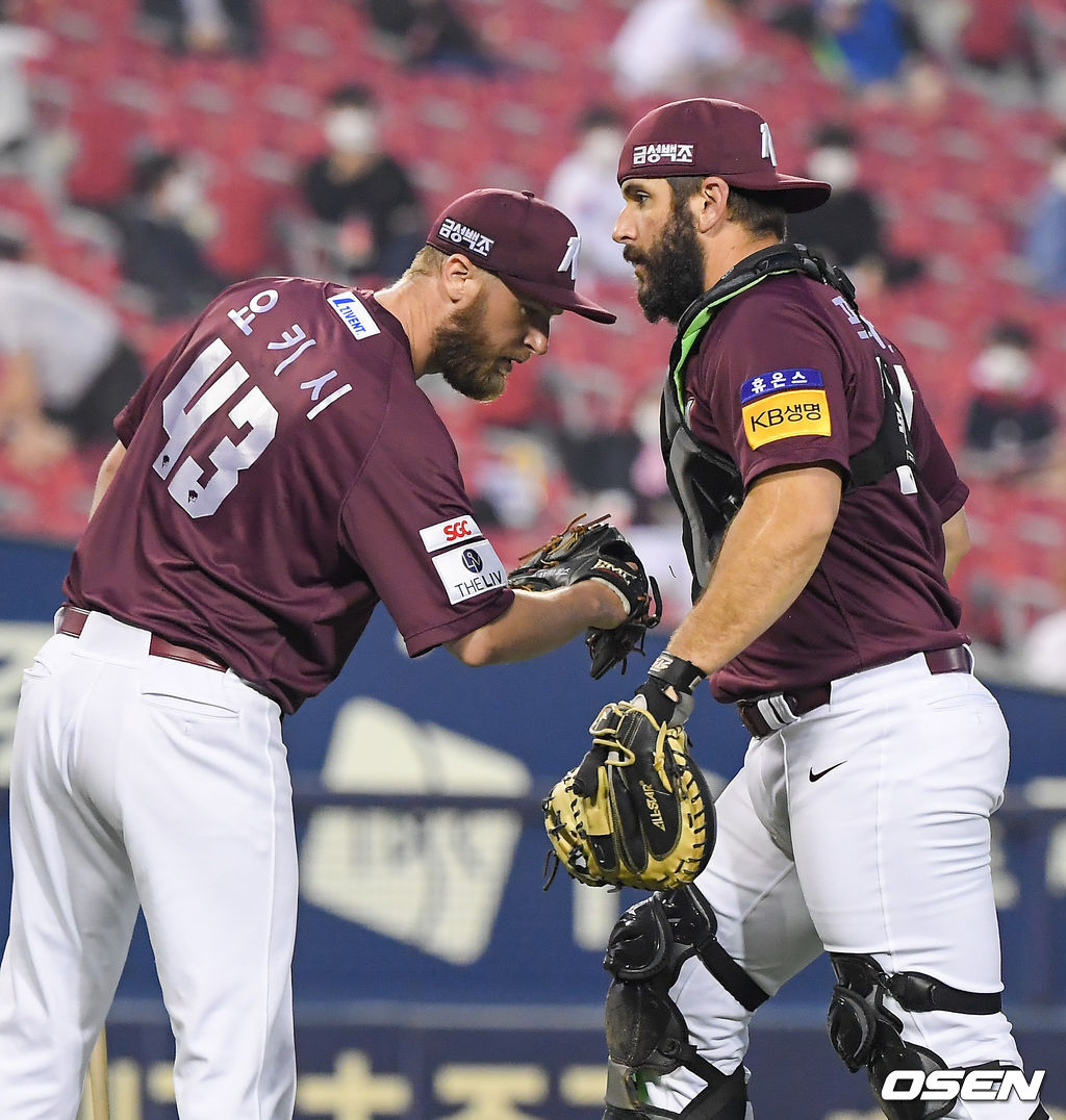 28일 오후 서울 잠실구장에서 2021 신한은행 SOL KBO리그 LG 트윈스와 키움 히어로즈의 경기가 진행됐다.4회말  호수비로 이닝을 종료 시킨 키움 프레이타스 포수가 요키시 선발투수와 하이파이브를 하며 더그아웃으로 들어가고 있다. 21.05.28 / soul1014@osen.co.kr